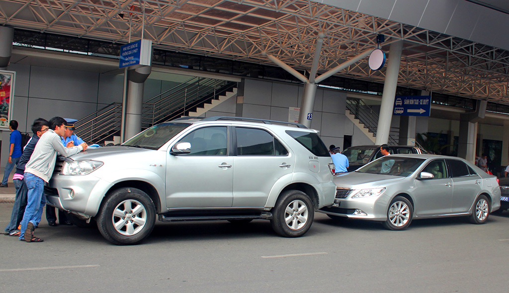 Hàng loạt taxi Uber bị xử phạt tại sân bay Nội Bài